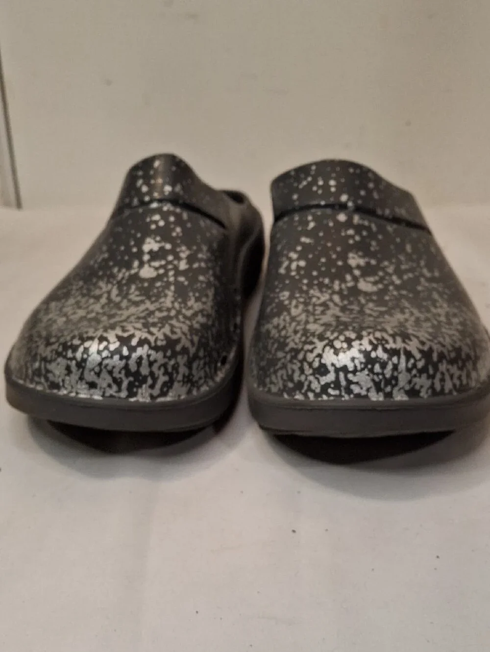 OOFOS Men's Black Slip-On Clogs with Silver Speckle. Great Almost New Casual